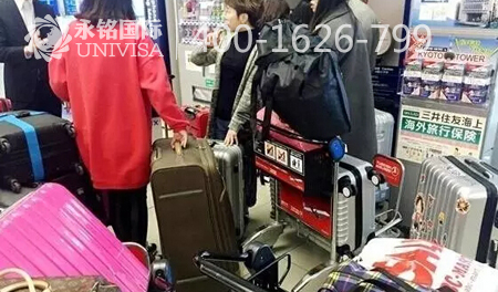 朋友回國(guó)的旅行箱，被海關(guān)大爺們無(wú)情地打開了……